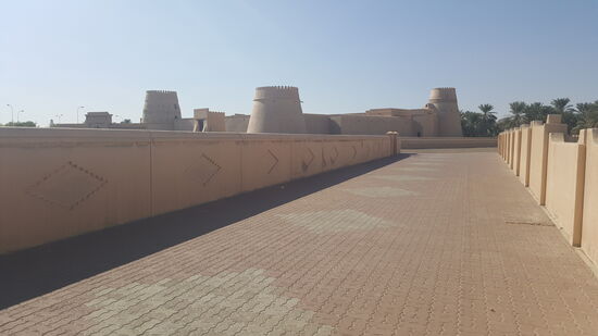 Neben dem Souk ist das Fort....