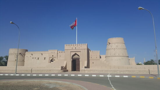 ...mit der omanischen Flagge...