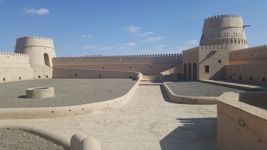 „Al Khandaq Fort „—es ist SEHR gut erhalten und besitzt 4 runde, unterschiedlich gestaltete Wehrtürme