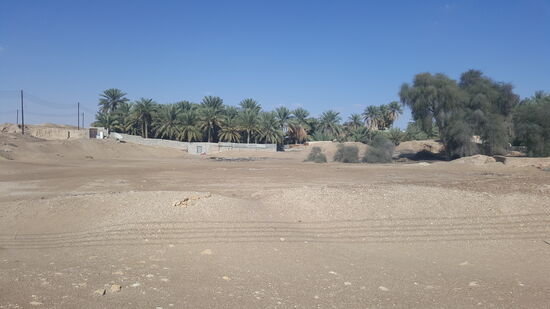 Neben dem Fort liegt die historische Oase