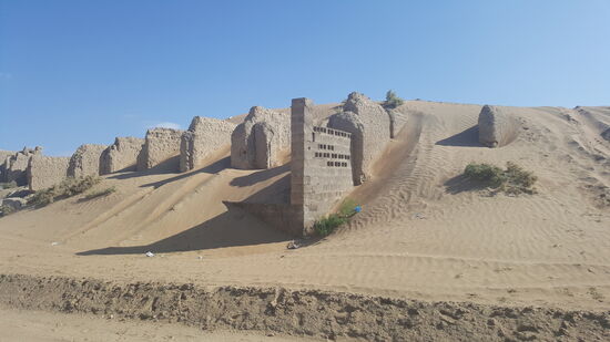 Eine Düne hat hier die Reste der Lehmhäuser vereinnahmt...