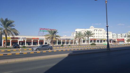 Nachdem wir nun ausgiebig die Mittagssonne genossen haben, gehen wir zurück.
Hier sind wieder die unzähligen Kleidergeschäfte...