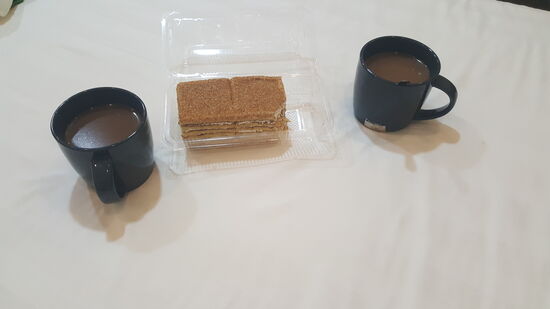 Wir holen uns einen typischen „Honigkuchen“ und genießen diesen mit einem Kaffee im Zimmer—immerhin sind wir über 12km gelaufen—da heißt es mal kurz Füße hochlegen