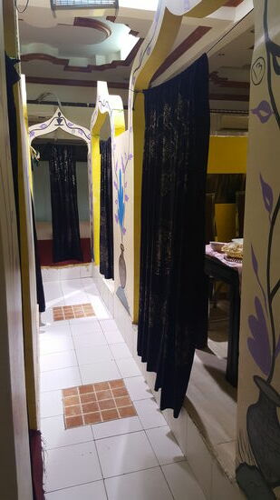 Wir gehen durch den Haupteingang, werden aber nach hinten in die „Familienräume“ geleitet.