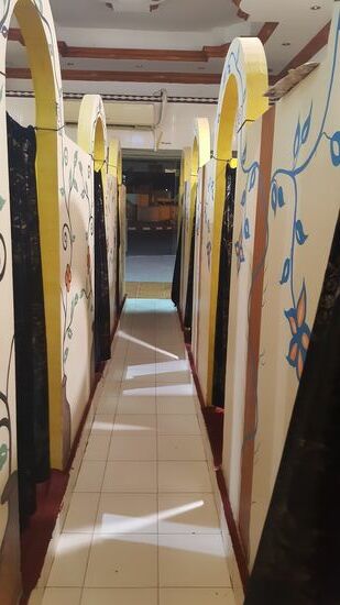 In so einem „Separee“ dürfen wir Platz nehmen und speisen, ohne den Männerblicken ausgesetzt zu sein