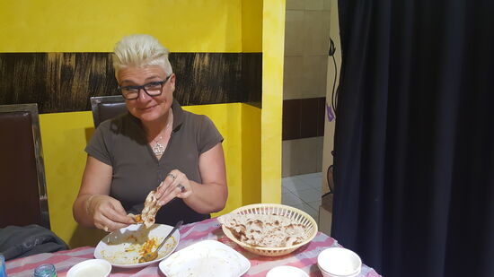 Wir essen Hummus, Kichererbsenbrei, earmes frisches Fladenbrot und Minzsoße.
Eine Suppe mit reichlich orientalischen Gewürzen -besonders Safran gibt es vorweg—dazu Wasser.
Kostenpunkt: 1 OMR pro Person (ca 2,30 Euro)