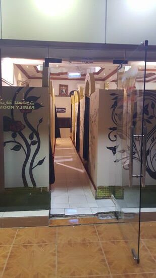 Die Rechnung bringt manuns, damit wir nicht wieder in den „Männerbereich“ gehen und dann dürfen wir das Restaurant durch den Hinterausgang verlassen—hier sieht man noch mal die „Parzellen“ mit den Vorhängen