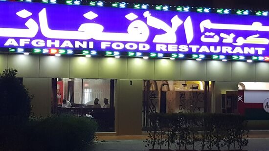 Links sitzen die Männer und rechts waren wir