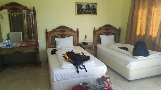 Schickes großes Zimmer—aber mit 80 Euro auch nicht ganz billig...