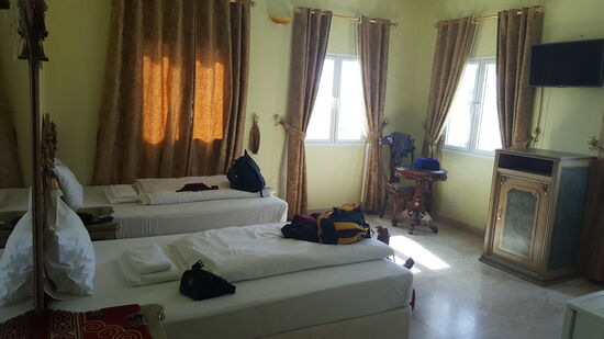 Hier sollen wir uns wohl wie Prinzessinnen fühlen, mit den verschnörkelten Möbeln!