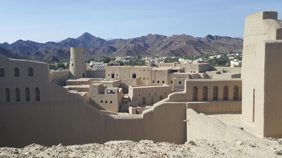Die Berge und die Palmenhaine zeichnen den Oman aus