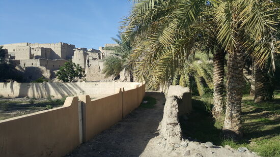 So gehen wir noch im Ort herum und schauen die Festung von der Rückseite an.