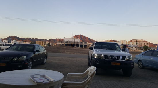 Wir besuchen einen „Coffee shop“ der sich neben unserem Hotel befindet und genießen die Aussicht.
Gerade fährt wieder ein Wagen vor und hupt den Service ans Autofenster