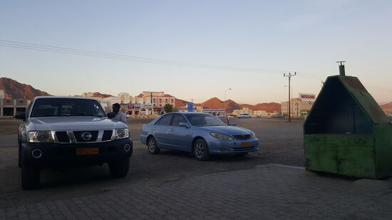 ....dienstbeflissen werden 2 Kaffee ans Auto serviert...