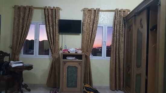 Wir verzichten heute auf einen Restaurantbesuch und genießen unsere Vorräte auf dem Bett bei Sonnenuntergang