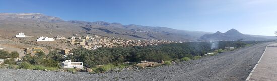 Wir fahren hoch zu einem Aussichtspunkt und haben eine guten Blick auf Al Hamra