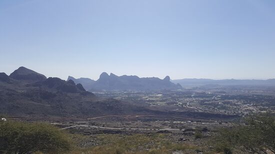Wir fahren auf ein Plateau, von dem wir einen schönen Blick auf Misfah und die bizarren Berge haben
