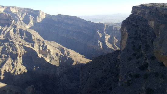 Die Auffahrt ist echt steil und führt auf einer Schotterstraße—viele normale Pkws versagen—oben angelangt bietet sich ein wunderschöner Ausblick!
Der Grand Canyon Omans!