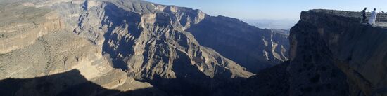 Nun sind wir doch auf dem höchsten Berg Omans: dem 3009m hohen Jebel Shams
Das Plateau hier befindet sich auf 2000m