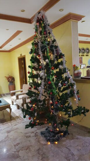 Der furchtbare Weihnachtsbaum an der Rezeption muß unbedingt in den Blog...