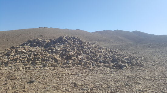 Die Gräber sind immer auf einem Bergrücken angelegt und schon von weitem erkennbar—dort hinten sind noch viele zu sehen...