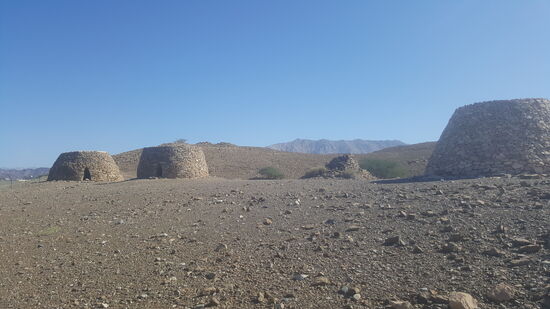 Ich gehe über den Bergkamm und finde noch mehr gut erhaltene Gräber