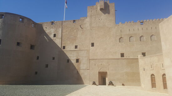 Der Eintrittspreis ist heute ein Sonderangebot: 500 Baisa p.P. Incl Audio-Guide—und sogar in deutsch!! 