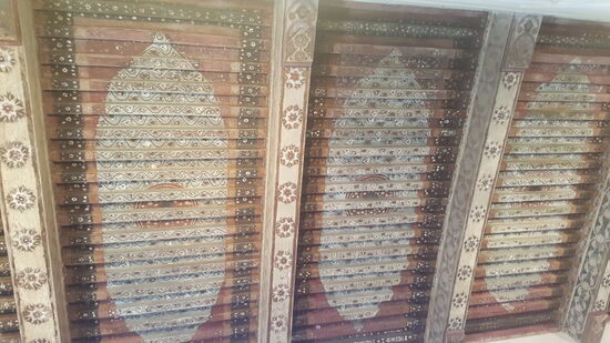 Eindrucksvoll sind die Decken die reich an Mustern bemalt sind, wie gewebte Teppiche