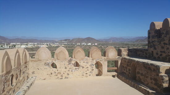 Wegen Streitigkeiten mit dem Bruder des Sultans wurde das Schloß nachträglich mit. Wehrmauern und Türmen zur Festung umgebaut