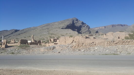 Während des Jebel-Akhdar-Aufstands Ende der 1950er-Jahre,als sich ein abtrünniger Imam gegen den damaligen Sultan stellte, zerstörte die englische Luftwaffe. den Ort.