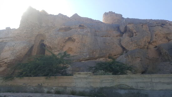 Das ist die Rückseite des verlassenen Dorfes mit einem alten Maulbeerbaum und einer Höhle