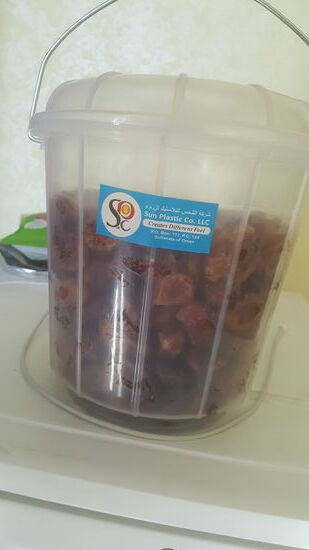 Unser Fahrer schenkt uns obendrein noch diesen großen Eimer voller Datteln...sie schmecken echt köstlich!
Wir sind früh zurück und gammeln bis zum Dinner noch ein paar Stunden in unserem Zimmer rum