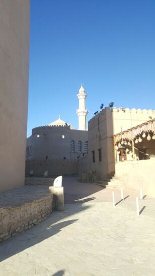 Der Eintritt für das Fort beträgt für “nicht Omani” 5 OMR—für Omani dagegen nur 2 OMR.
Wir sind beleidigt und verzichten auf die Besichtigung