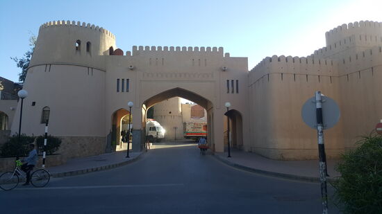 Das ist der Eingang vom Souq—der Souq ist riesig und sehr modern—