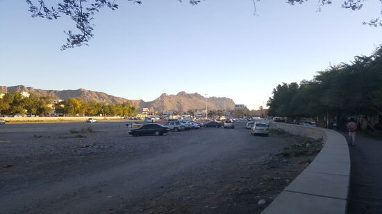 Wir gehen weiter durch die Stadt und bummeln durch einige Geschäfte, bis wir zu einem Restaurant mit omanischer Küche kommen.Hier sitzen wir draußen und beobachten den großen Platz, auf dem Verkaufsstände aufgebaut werden..