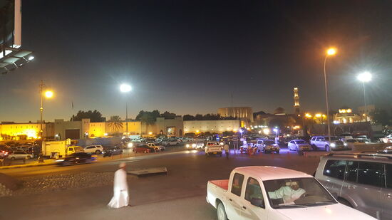 ...noch ein Foto vom beleuchteten Souq und dem Fort...