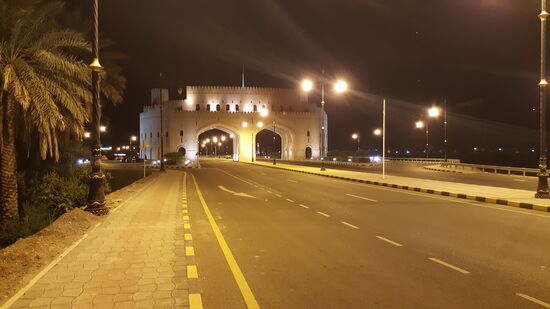 Wir gehen die ganzen 10km zu Fuß an der Hauptstraße bis zu unserem Hotel in der Neustadt