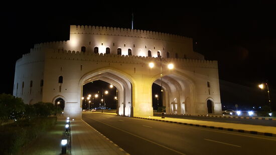 Hier sind sogar die Autobahntore wie  Schlösser gebaut...sie verfügen sogar über einen kleinen Innenhof