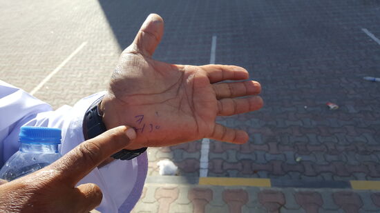 Er zweifelt, dass wir uns das bis morgen merken können und deshalb sollen wir ein Foto machen