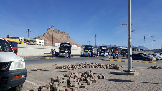 Viele Busse, die durch das ganze Land fahren..