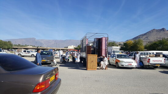 Hier sind einige schon wieder am einräumen—das meiste ist verkauft...