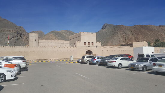 Pünktlich ist Hillal an der verabredeten Stelle und fährt mit uns aus der Altstadt, Richtung Neustadt und weiter zum “Bait al Rudaida Castle”