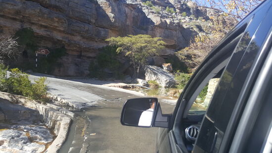 Ein Teil der Straße war nass—da drehten sogar bei uns die Reifen durch—es war spannend!