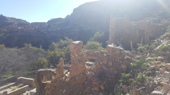 Bald kommen wir zu dem verlassenen Bergdorf “Wadi Bani Habib”
Es ist vollständig aus Lehm erbaut und zählte einst 700 Einwohner