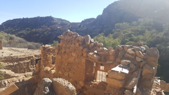 Das Gelände ist zu steil für Straßenbau, deshalb wurde der Weg nach Nizwa mit Eseln bewältigt. Auch Strom gab es nicht