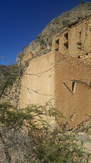 Erst in den 80igern wurde das Dorf verlassen und die Bewohner siedelten sich auf der anderen Seite des Berges an, wo es bessere Möglichkeiten gibt