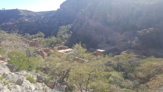 Blick von oben auf das Dorf—es gibt unzählige Wallnuss-, Pfirsich- und Granatapfelbäume—es kommt einem wie ein verlassener Obstgarten vor