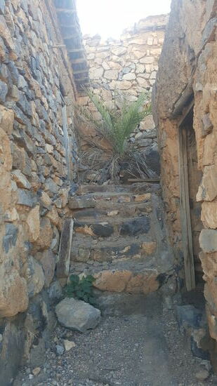 Viele, viele alte Stufen hinauf und hinunter...die Kunst der omanischen Baumeister ist noch zu erkennen