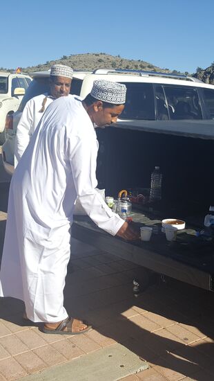 Nach 2 Stunden Kletterei gehen wir zurück und unsere Fahrer haben für uns Tee gekocht, den sie uns auf der Ladefläche servieren