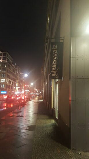 Oh—ein bekannter Frisör....